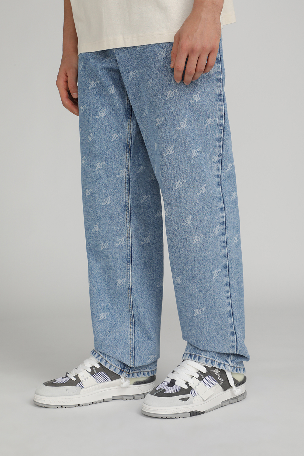 תמונת כל הלוק של נעלי סניקרס